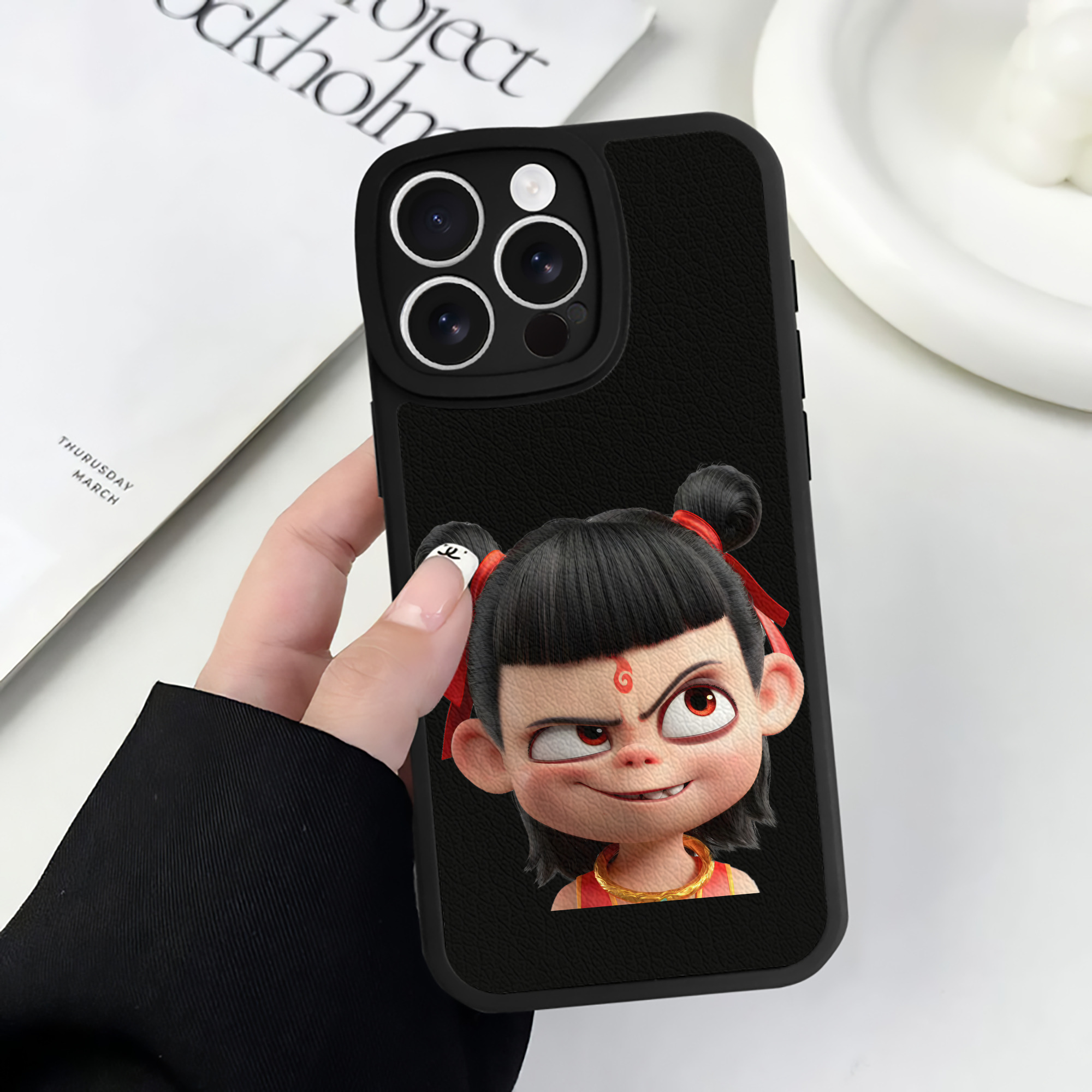 （画像用） Ne Zha 2 ナタ 魔童の大暴れ 【iPhone 16シリーズ対応】シリコンスマホケース（レザー調） 材質：シリコン